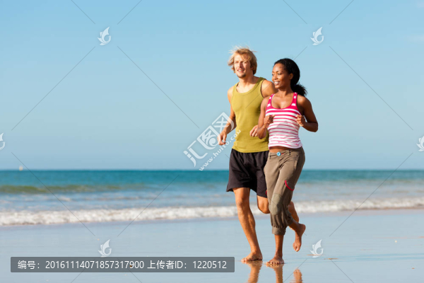 運(yùn)動(dòng)夫婦在海灘上慢跑