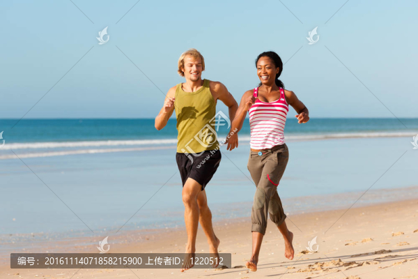 運(yùn)動夫婦在海灘上慢跑