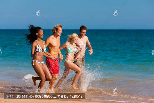 在海灘度假的朋友