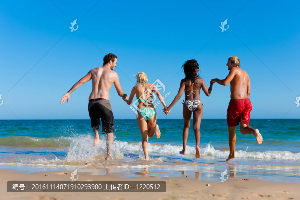 在海灘度假的朋友