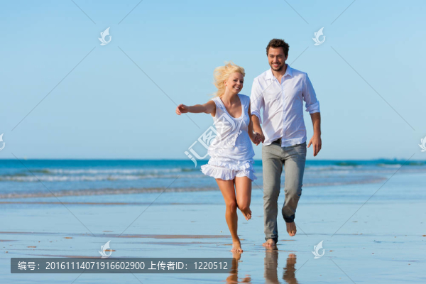 夫婦在海灘上運(yùn)行到美好的未來