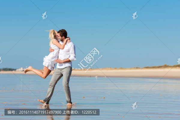 夫婦在海灘上運(yùn)行到美好的未來(lái)