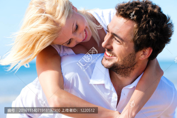 情侶在夏天海灘的愛