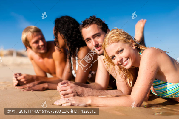 海灘度假的朋友-匯圖網(wǎng) www.fosd68.com 海灘度假的朋友