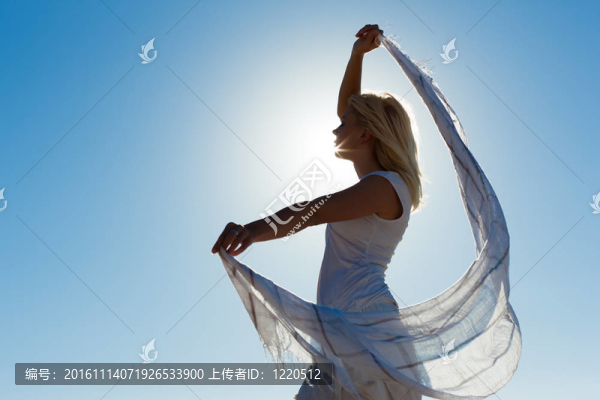 女性與圍巾的感覺平衡