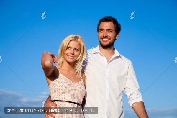 度假散步的夫婦