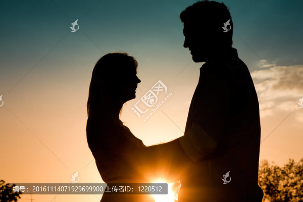 愛-夕陽情侶相互擁抱