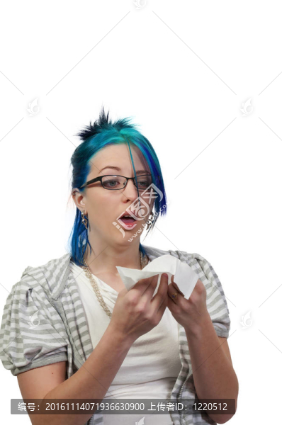 女人吹她的鼻子