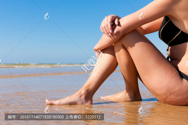 在單比基尼美女海灘