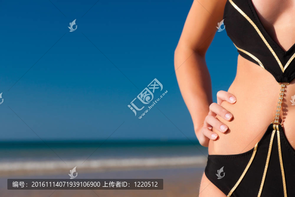 在單比基尼美女海灘