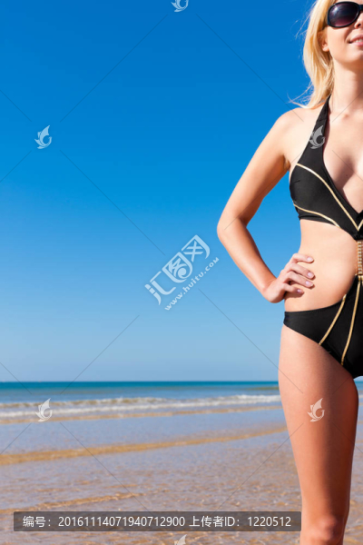 在單比基尼美女海灘
