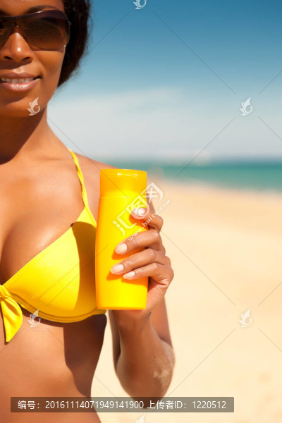 海灘上的女人提供的防曬霜