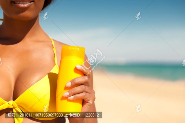 海灘上的女人提供的防曬霜