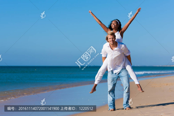 夏季陽光沙灘上的夫婦