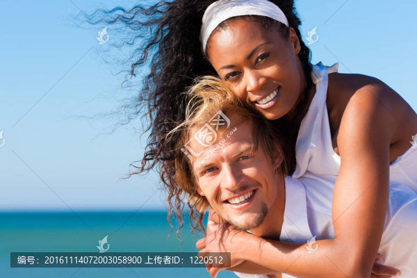 夏季陽光沙灘上的夫婦