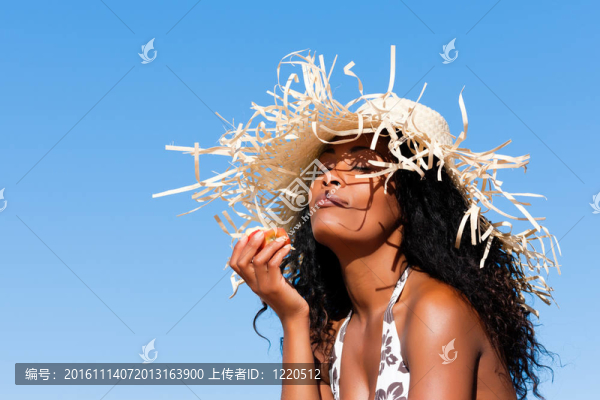 海灘上戴著帽子的女人