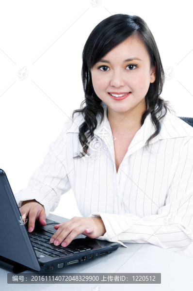 快樂的商人使用筆記本電腦