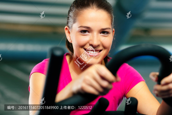 在體育館的室內(nèi)自行車自行車