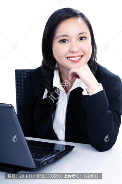 快樂的年輕商人與筆記本電腦