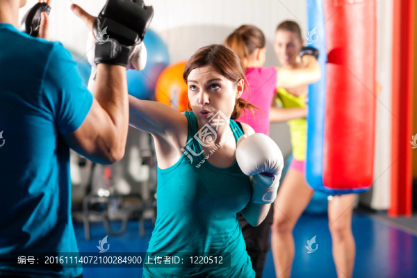 與教練陪練女拳擊選手