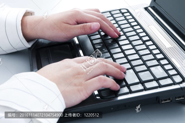 在筆記本電腦上打字