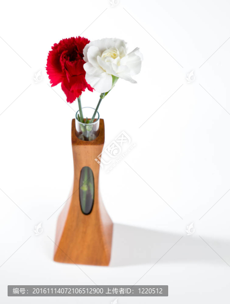 紅色和白色的噴霧康乃馨柚木花瓶