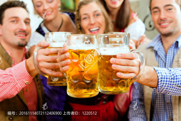 巴伐利亞人在酒吧喝啤酒