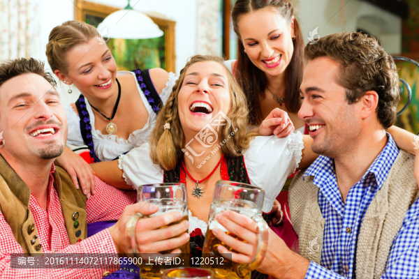 巴伐利亞人在酒吧喝啤酒