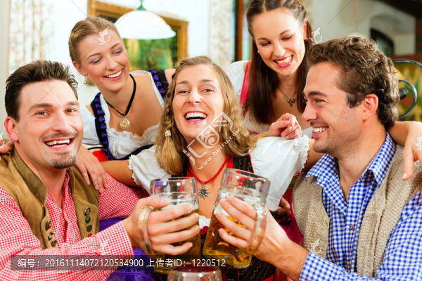 巴伐利亞人在酒吧喝啤酒
