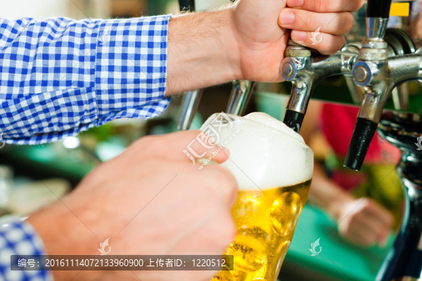 男子從水龍頭中抽出啤酒