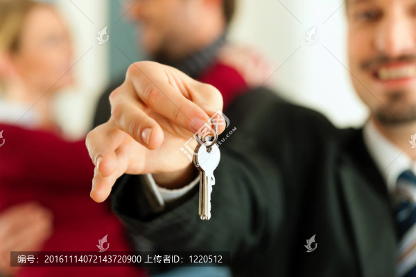 夫婦收到鑰匙從房地產(chǎn)經(jīng)紀(jì)人