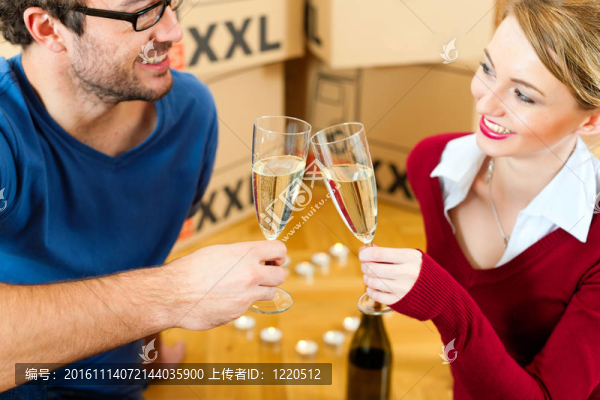 年輕夫婦在搬家時休息