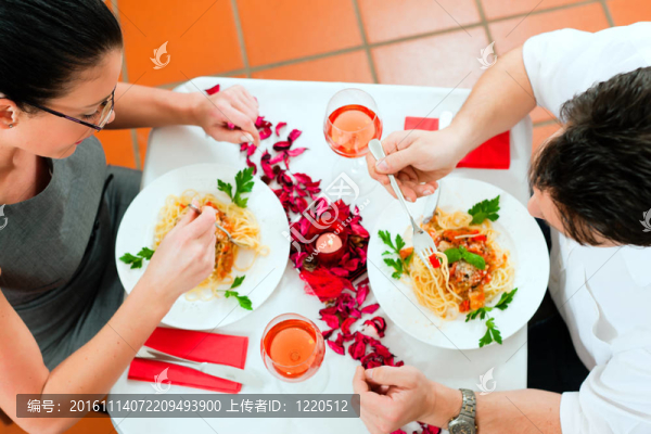 在午餐或晚餐的夫婦