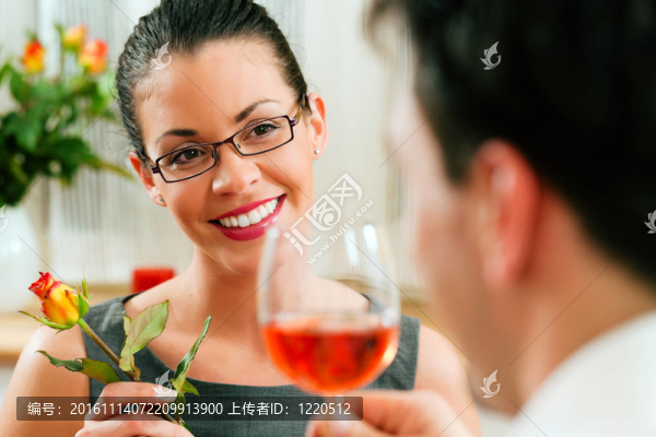 在午餐或晚餐的夫婦