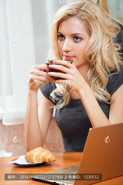 桌子上的女孩