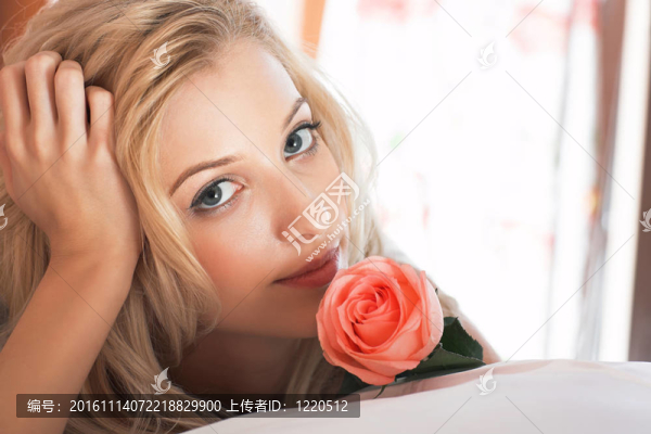 床上的女孩