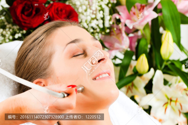 女性在美容院接受面部護(hù)理