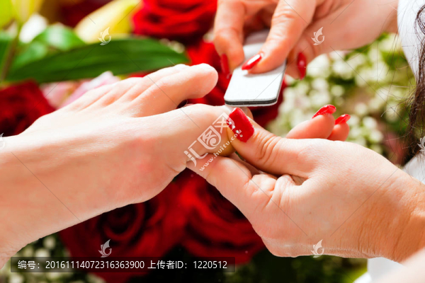 指甲工作室接受足療的女人