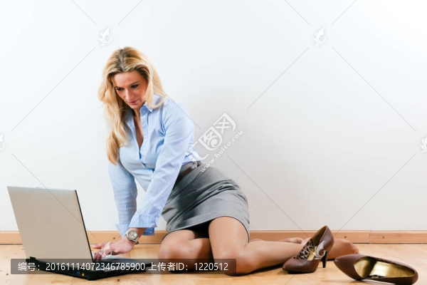 在家工作的女商人