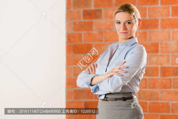 房地產(chǎn)經(jīng)紀(jì)人站在空蕩蕩的房間