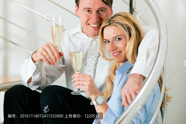 商業(yè)夫婦在家里與香檳