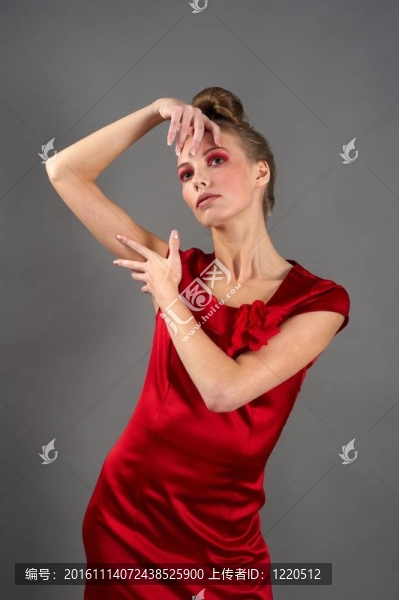 穿著紅色裙子的性感苗條的女人