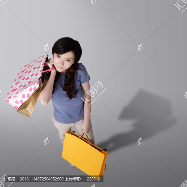 快樂購物的女人