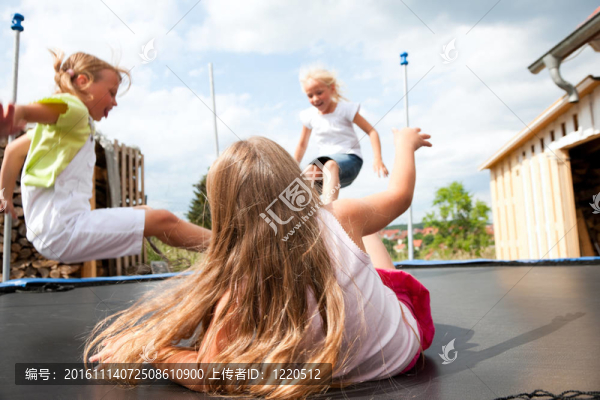 孩子們跳蹦床