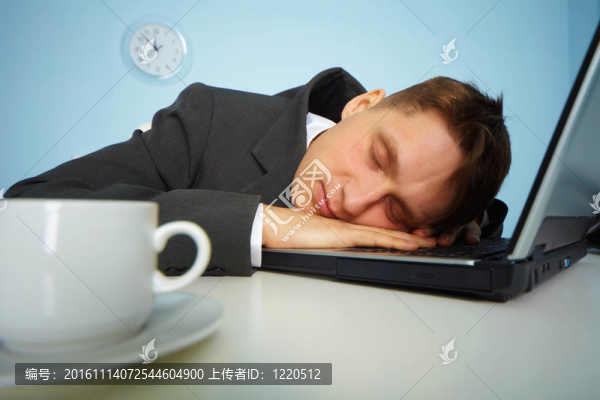 疲倦的人睡在筆記本上
