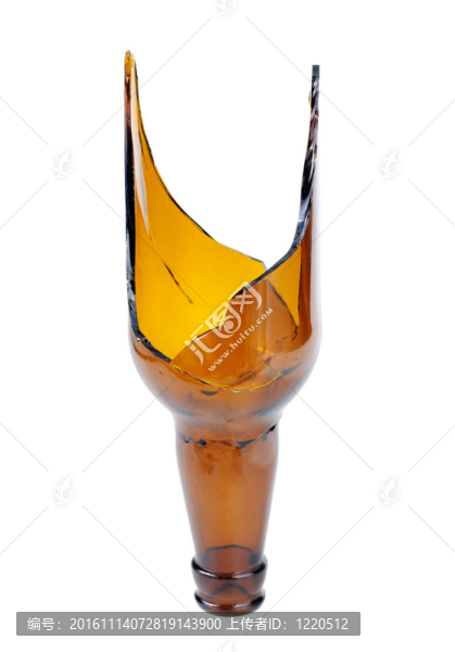 白色背景上破碎的棕色啤酒瓶