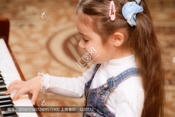 小女孩彈鋼琴