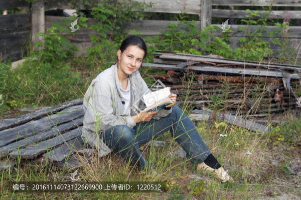 女孩在小屋里讀一本書
