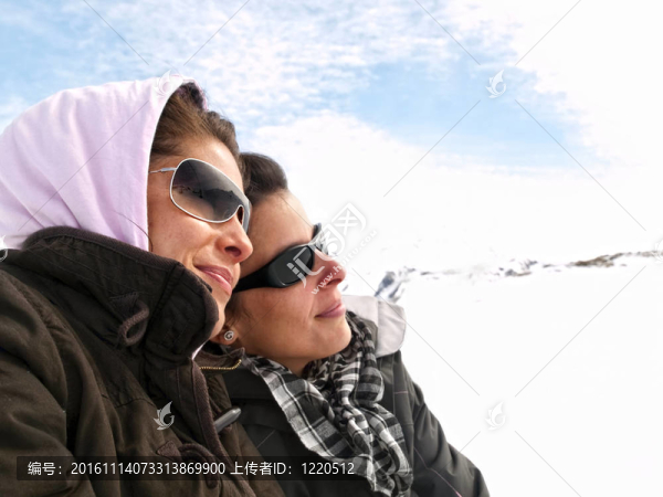 兩個(gè)女孩在雪地里享受