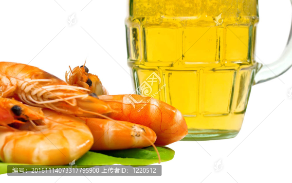 萵苣葉鮮蝦和白底啤酒